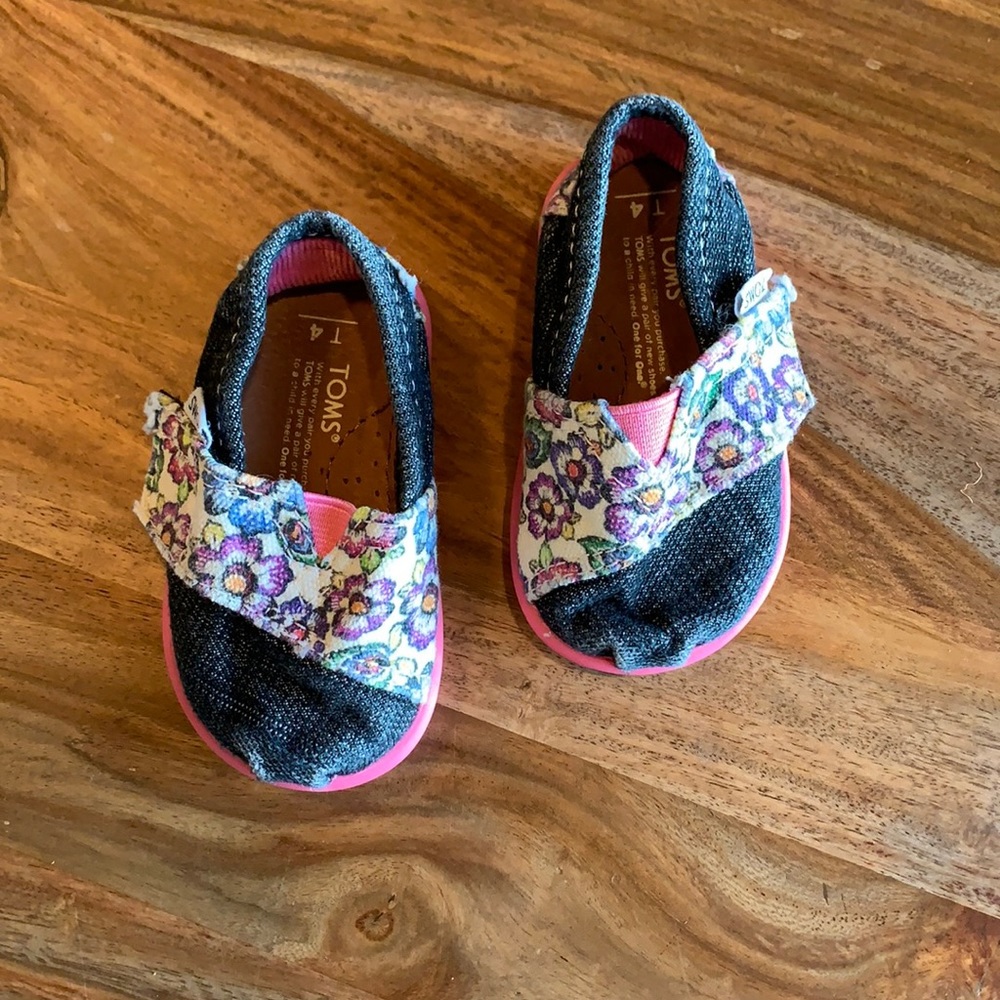 EUC Baby Toms Size 4